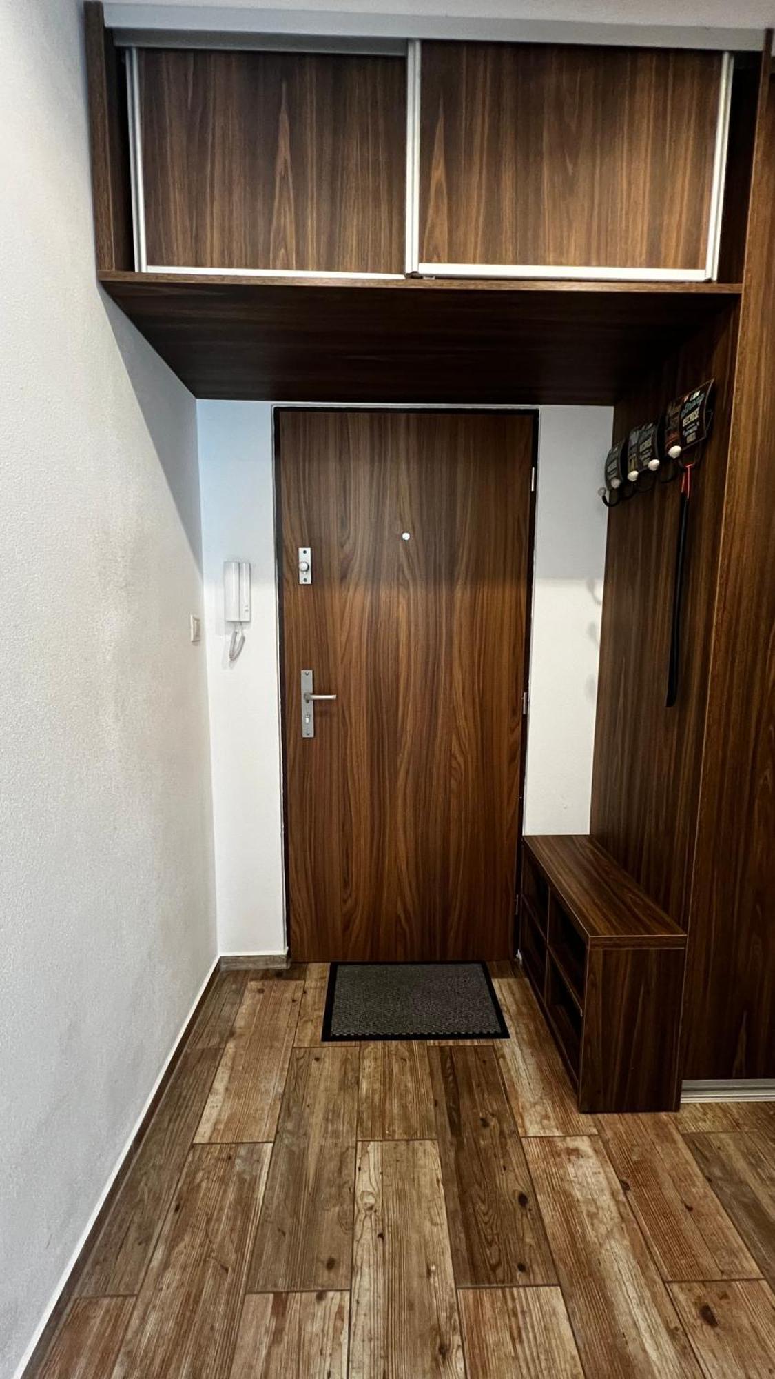 Industrial Apartment I 24Hr Self Check-In I Free Parking & Coffee 班斯卡-比斯特里察 外观 照片